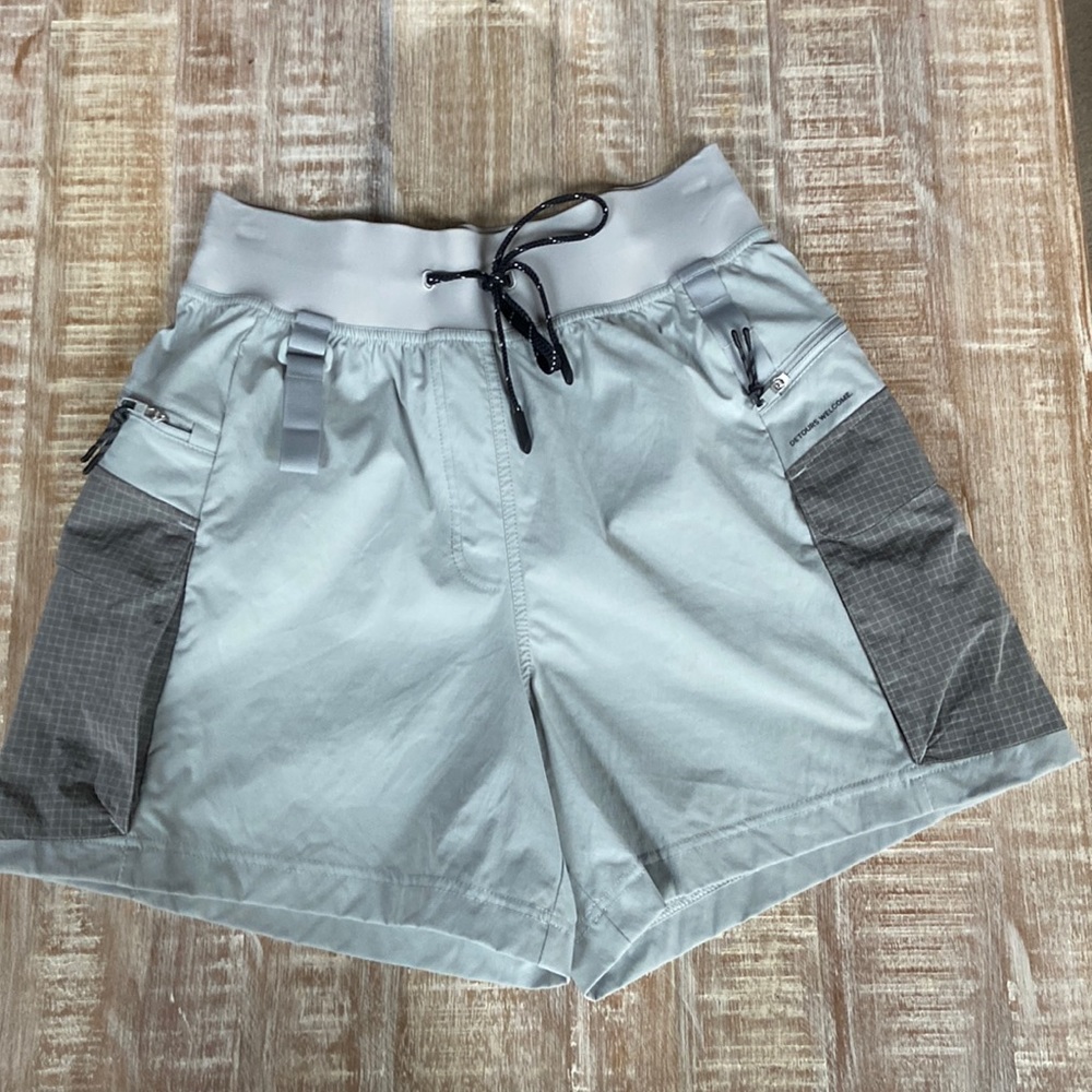 Lululemon Multi-Pocket Cargo High-Rise Hiking Short 5 inch-SIZE 4